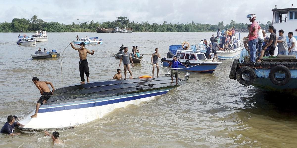 Prevrátenie člna pri Borneu neprežilo osem ľudí