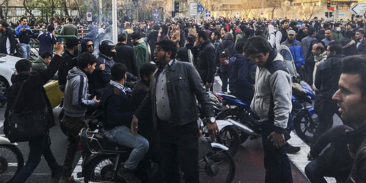 Protesty v Iráne si už vyžiadali najmenej dvadsať obetí, medzi nimi je aj dieťa