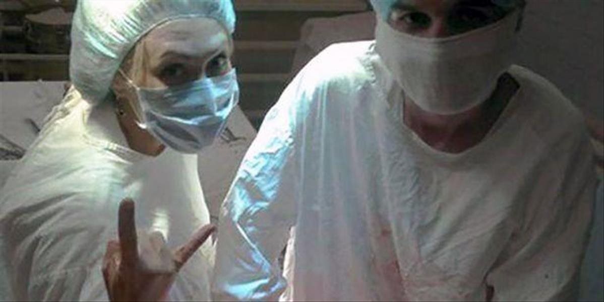 Šokujúce FOTO: Doktori a sestričky sa fotia s bezmocnými pacientmi či vyrezanými orgánmi!