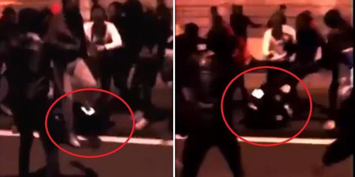 VIDEO Dav migrantov vo Francúzsku na ulici brutálne dokopal policajtov