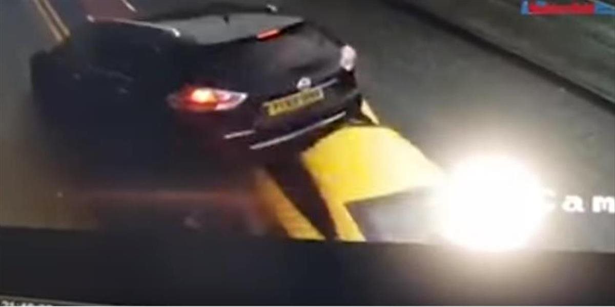 VIDEO Luxusné Audi R8 napálilo do auta s troma deťmi, ktoré vyletelo do vzduchu