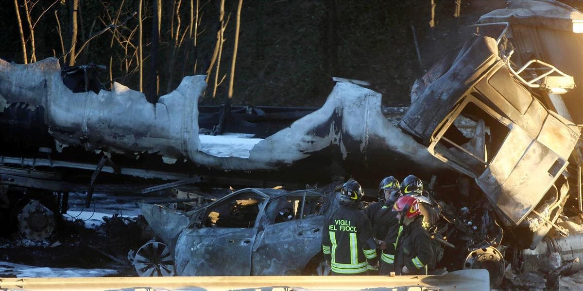 FOTO Šesť ľudí vrátane kompletnej rodiny zahynulo v plameňoch po zrážke dvoch áut na diaľnici v Taliansku