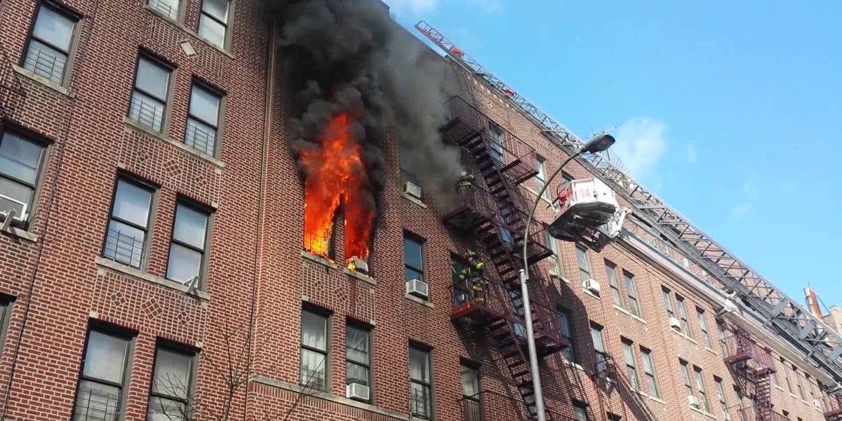 Rozsiahli požiar budovy v Bronxe zranil vyše dvadsať osôb, medzi nimi je aj jeden hasič