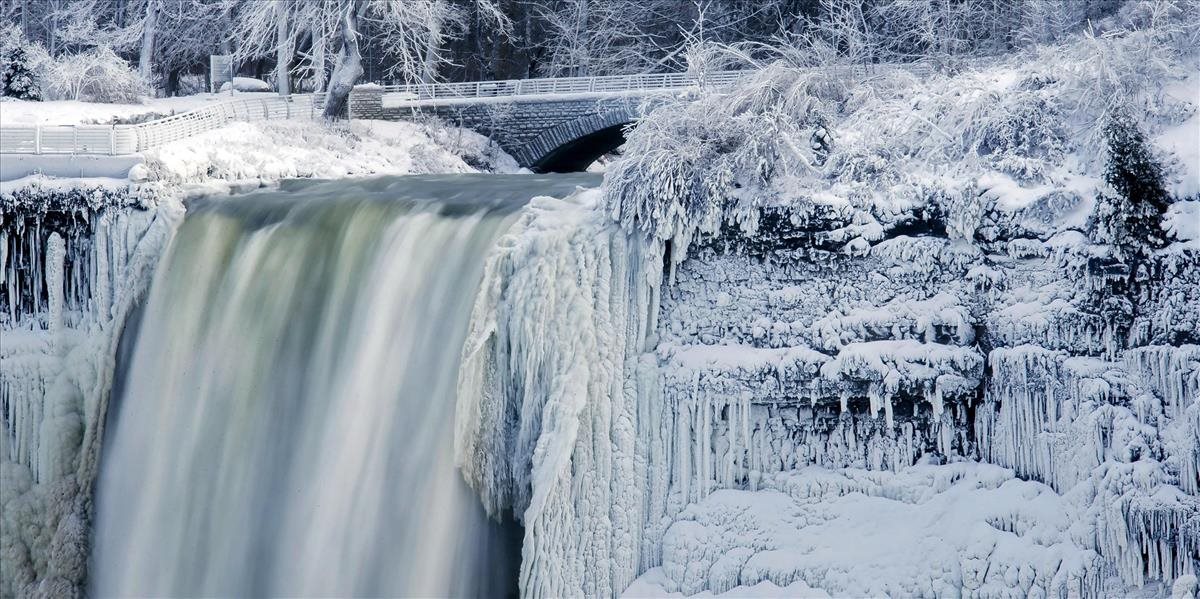 FOTO a VIDEO Mrazivé počasie v Amerike zmenilo Niagarské vodopády na ľadovú krajinu zázrakov