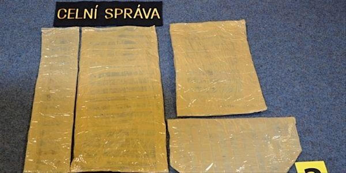 Na letisku v Prahe zadržali pašeráka drog s kilami kokaínu