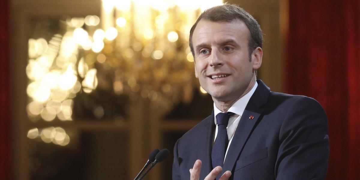 Macron chce v tomto roku bojovať novým zákonom proti "fake news"
