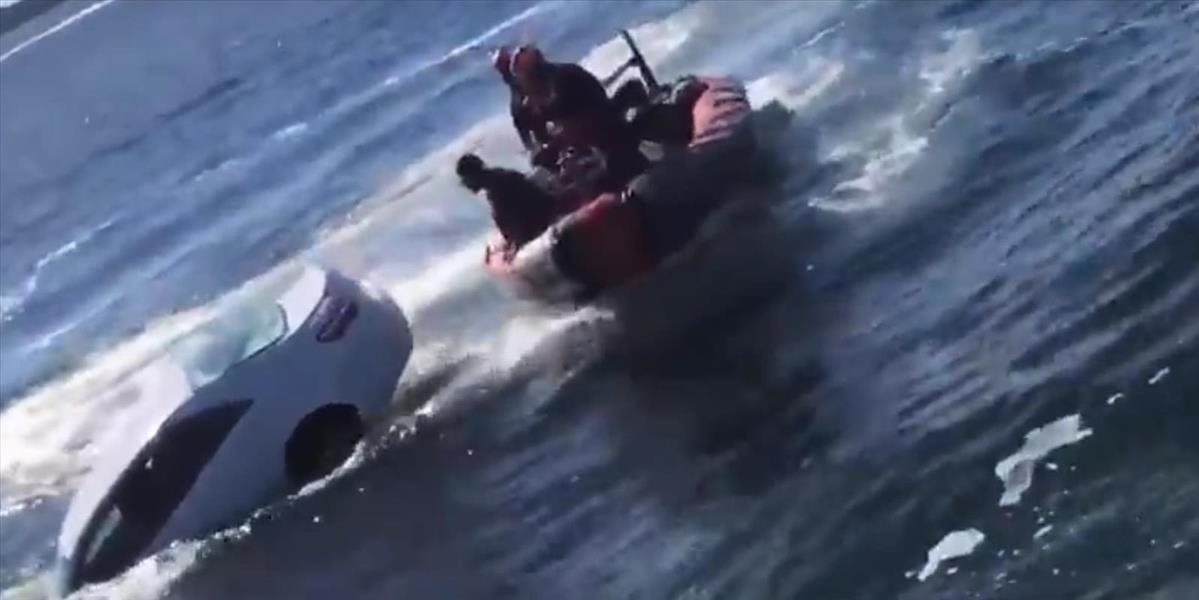 VIDEO Pobrežná stráž vytiahla vodiča z potápajúceho sa auta