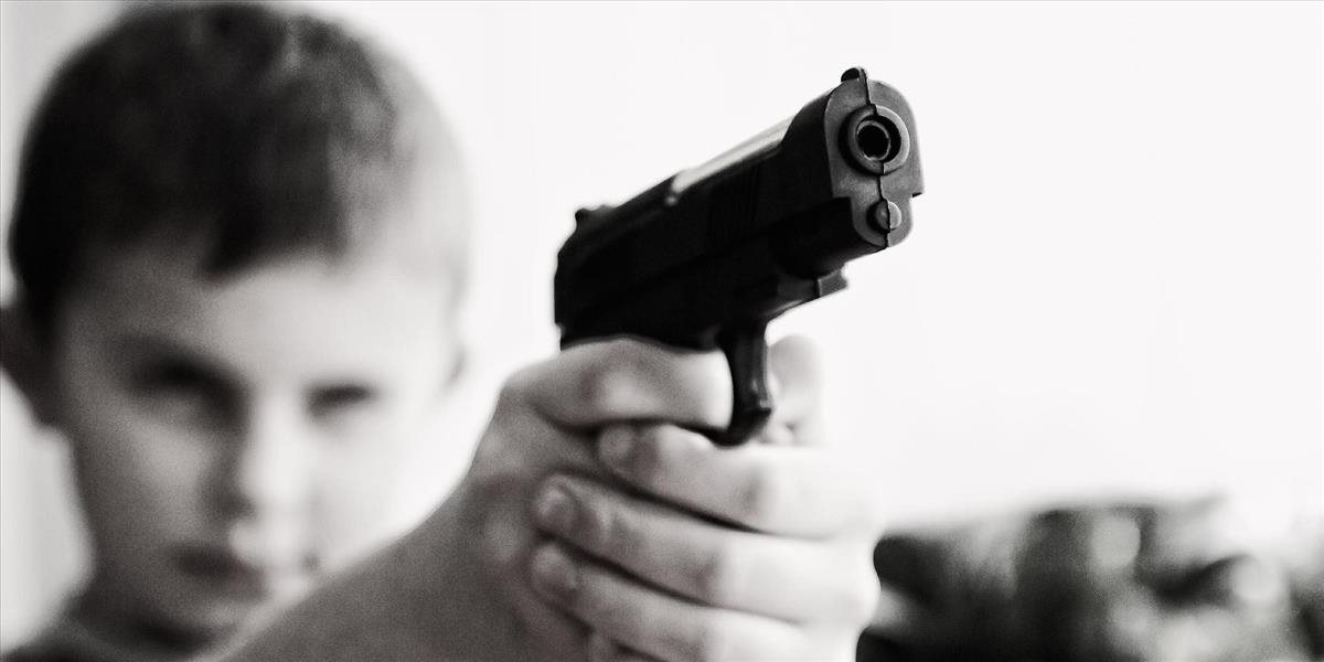 Chlapec v USA postrelil svoju šesťročnú sestru, myslel si, že pištoľ je hračková