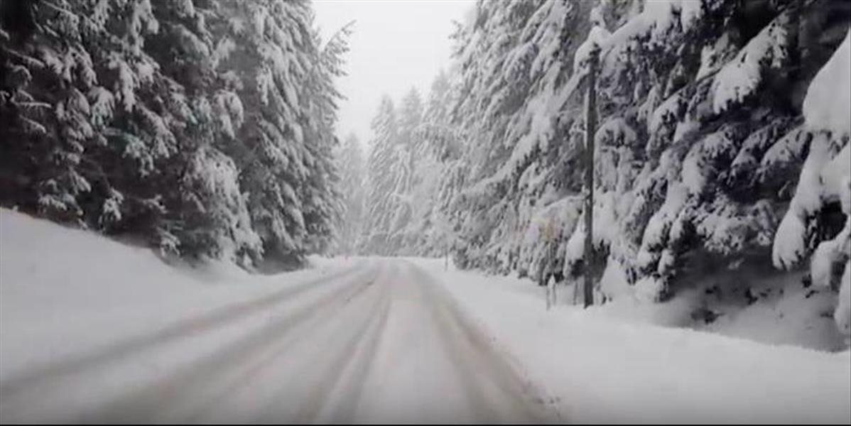 V Taliansku aj Švajčiarsku sneh odrezal od sveta alpské strediská