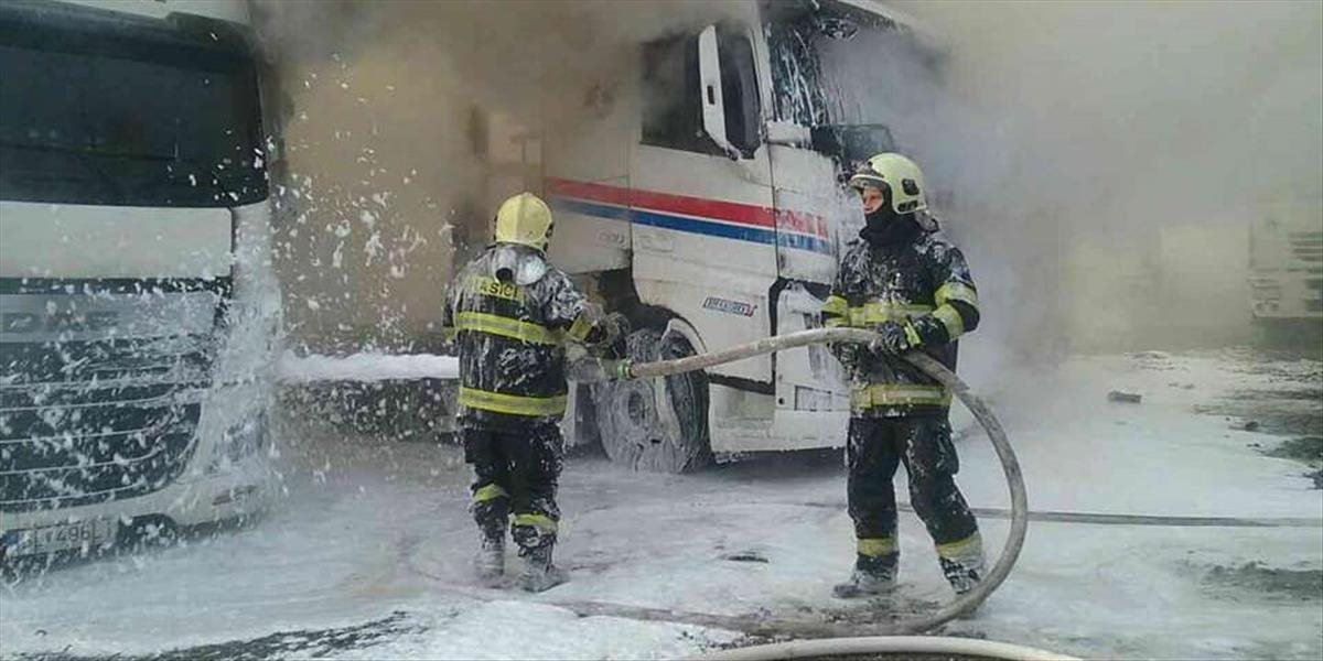 Hasiči zasahujú pri požiari kamiónov v Sládkovičove