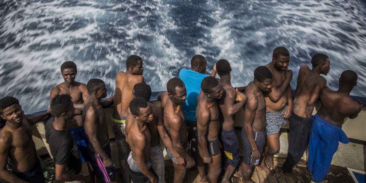 Z potápajúcej sa lode v Taliansku zachránili 84 migrantov, osem ľudí zahynulo