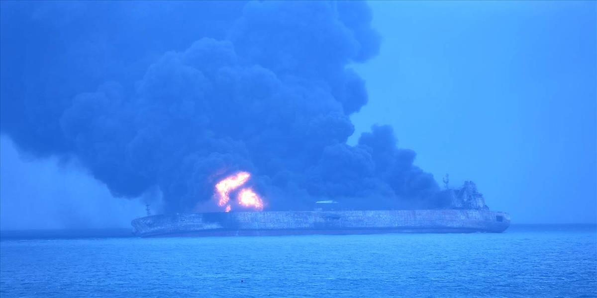 Po kolízii tankera s nákladnou loďou pri pobreží Číny je nezvestných 32 osôb