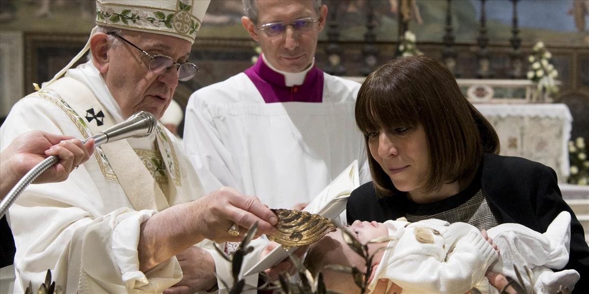 Pápež pokrstil v Sixtínskej kaplnke 34 novorodencov
