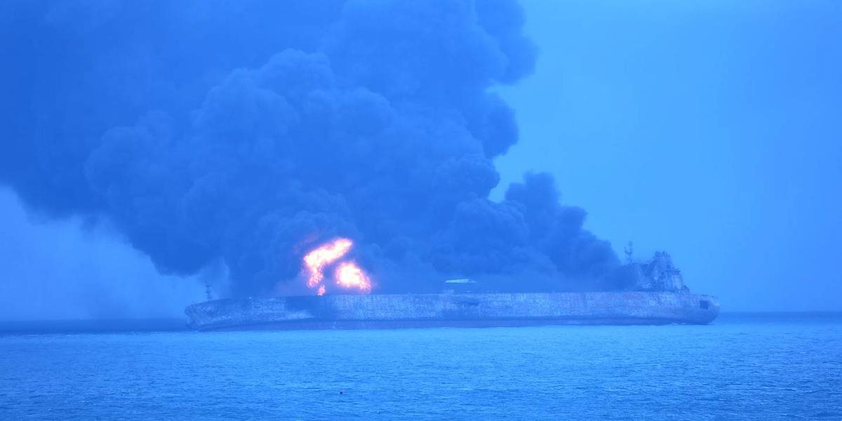 Po nezvestnej posádke havarovaného tankera v Číne pátra aj americké námorníctvo