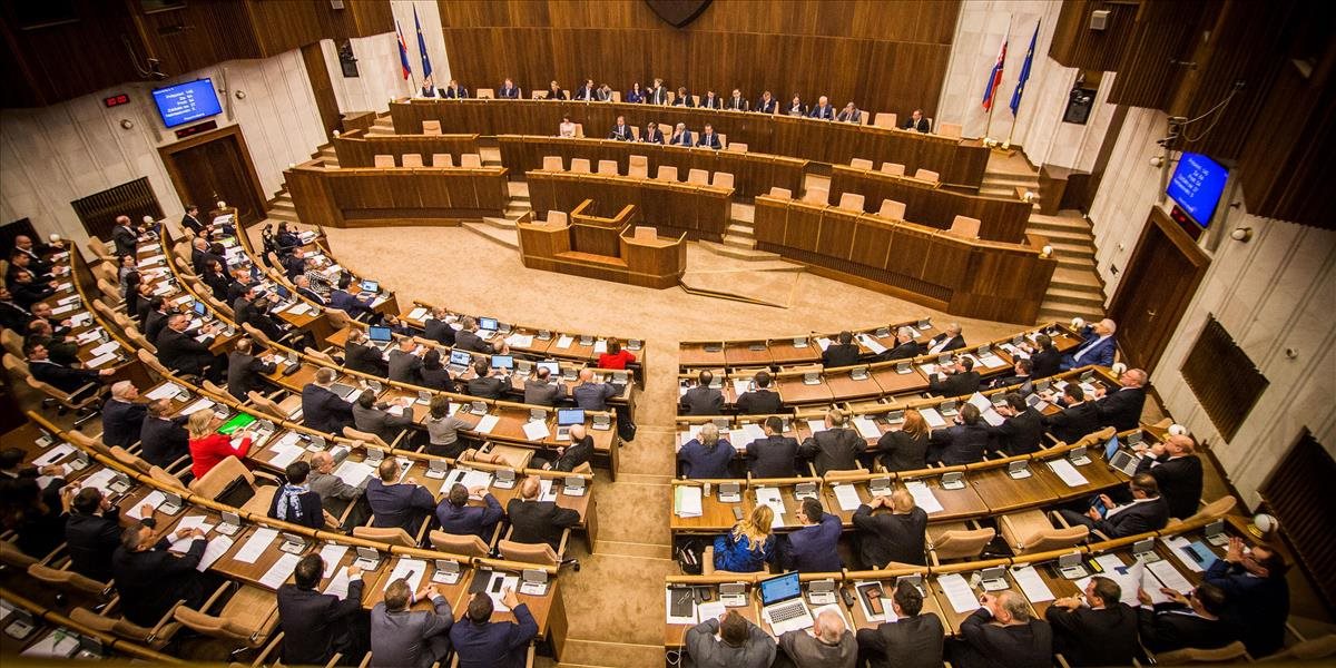 Kotlebova strana navrhuje znížiť počet poslancov parlamentu zo 150 na 100