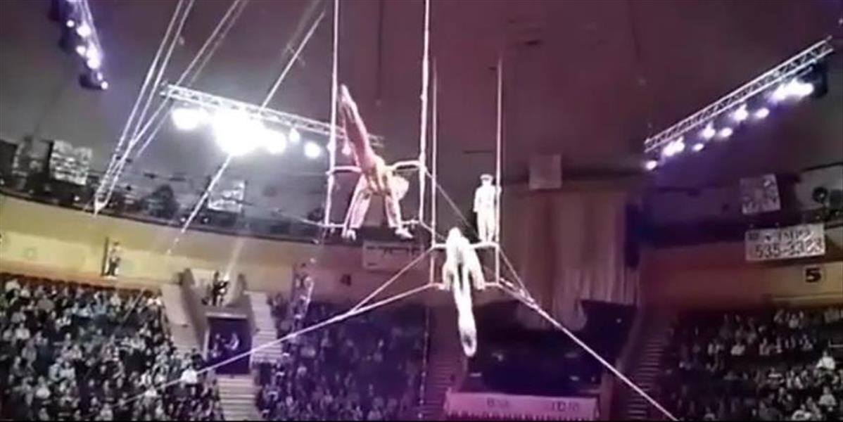 Desivé VIDEO: Mladá akrobatka nešťastne spadla mimo záchrannú sieť priamo na hlavu!