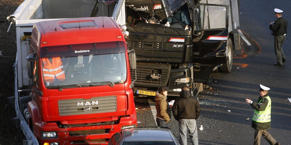 AKTUALIZOVANÉ FOTO Na diaľnici D1 za Blatným kolabuje doprava: Kamión sa zrazil s dvoma dodávkami