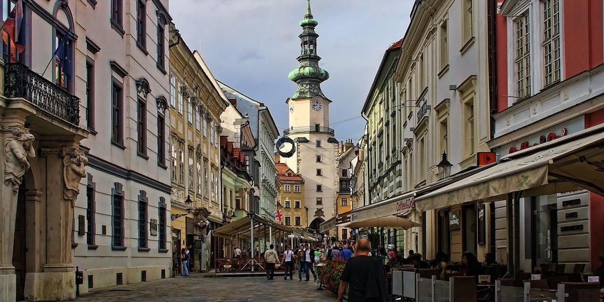 Bratislavské Staré Mesto odstránilo z ulíc 32 reklamných trojnožiek
