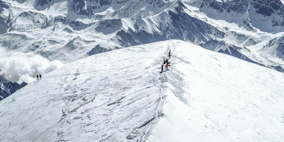Švajčiarske lyžiarske stredisko je pre výdatné sneženie odrezané od sveta