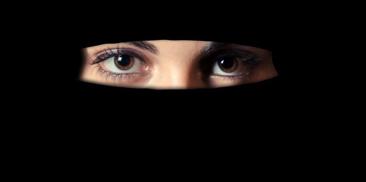 Moslimská fanatička naverbovala k islamu stovky žien, Francúzi ju späť v krajine nechcú