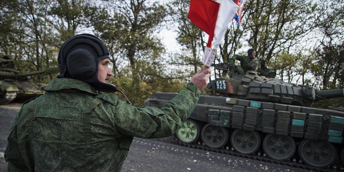 Vojenské sily Ukrajiny sťahujú do zóny rozdeľujúcej Donbas a Ukrajinu munície a zbrane na bombardovanie civilistov