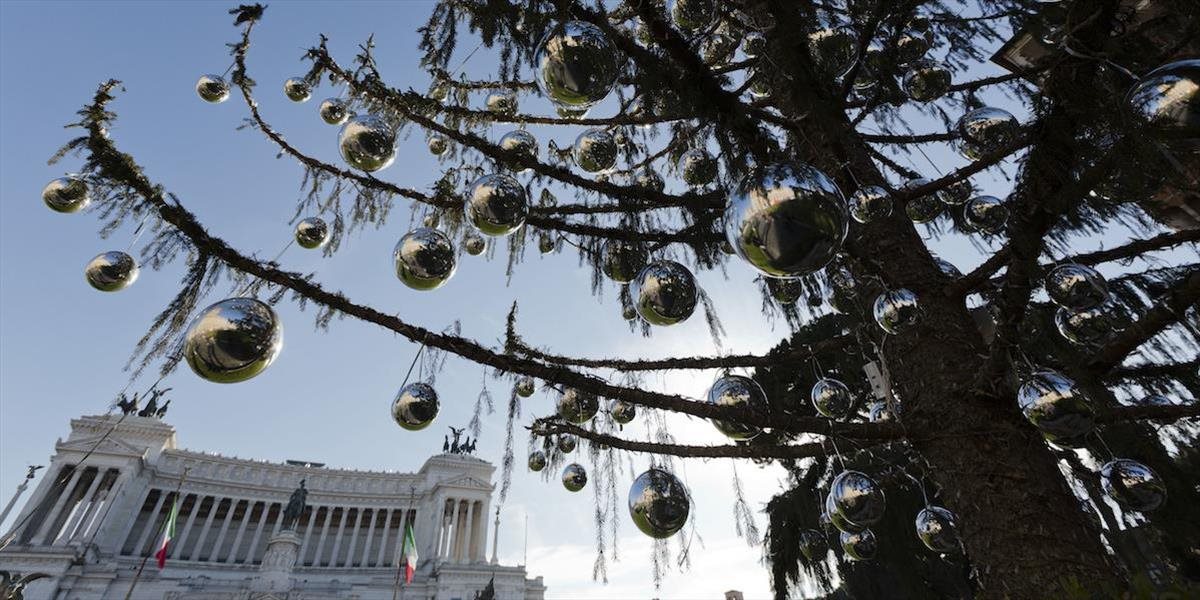 Zo zosmiešňovaného vianočného stromčeku z Ríma narobia suveníry