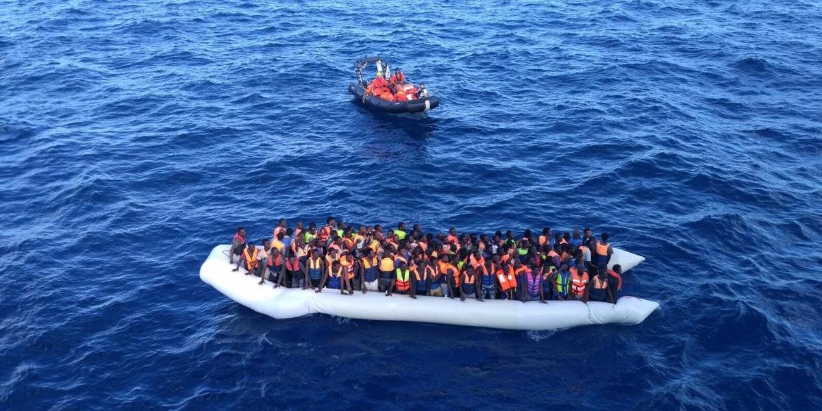 V Stredozemnom mori je nezvestných sto migrantov