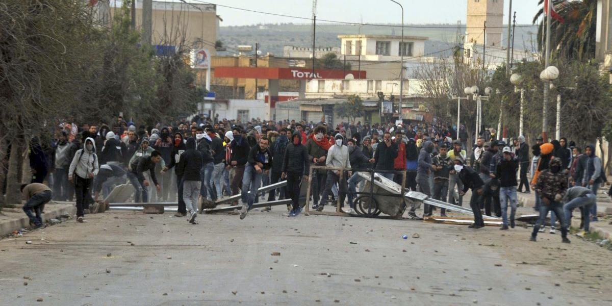 Protivládne protesty v Tunisku pokračujú, terčom útoku bola aj synagóga na Džerbe