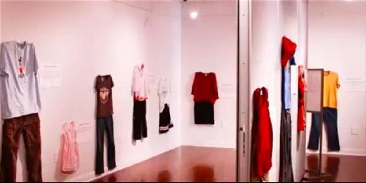 V Bruseli usporiadali výstavu oblečenia obetí znásilnenia