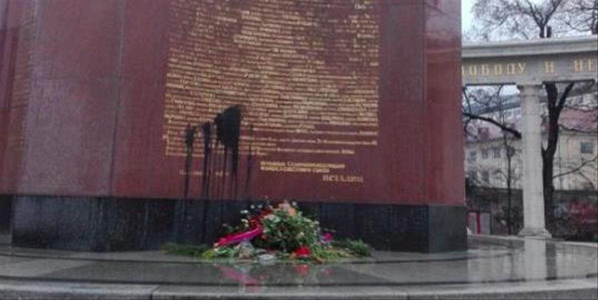 Veľvyslanectvo Ruska v Rakúsku požaduje potrestať vinných za poškodenie pamiatky sovietskych vojakov vo Viedni