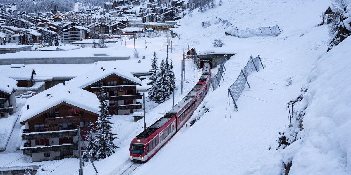 Do mesta Zermatt, ktoré odrezal od sveta sneh, už jazdia vlaky