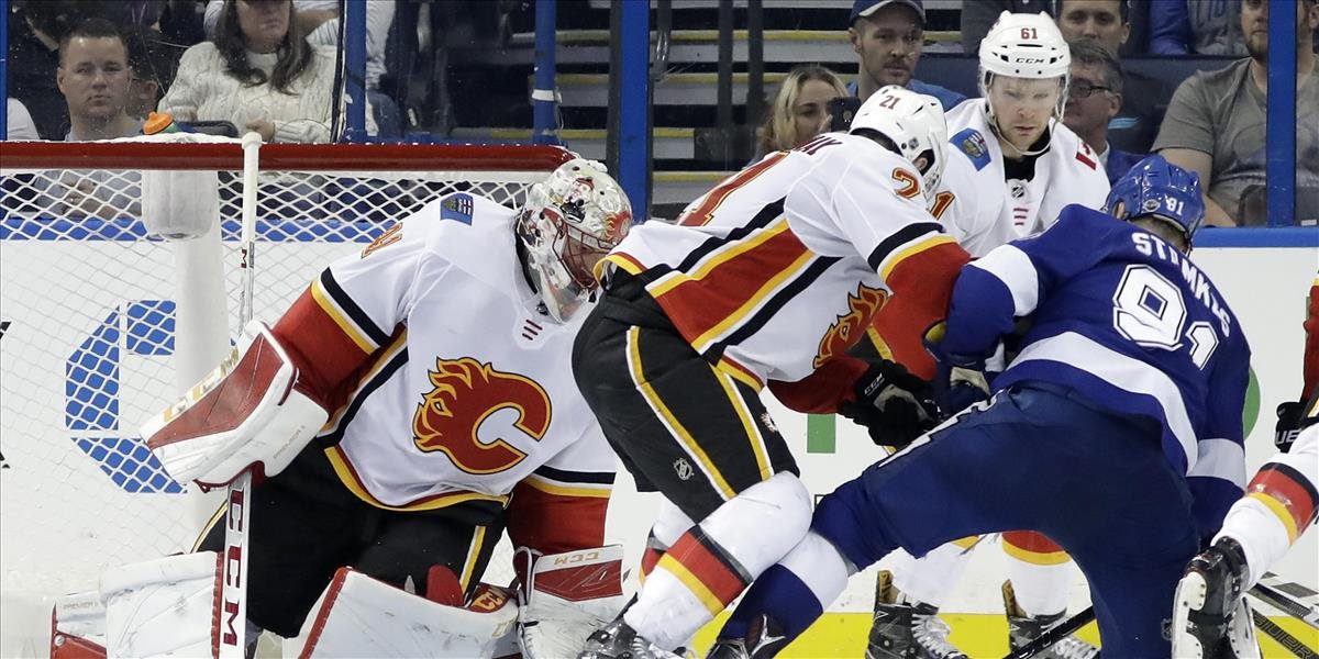 NHL: Líder z Tampy dostal lekciu od Calgary, Carolina ukončila sériu Washingtonu