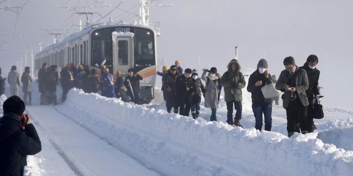 Vyše štyristo cestujúcich uviazlo počas noci vo vlaku, husté sneženie im zablokovalo cestu