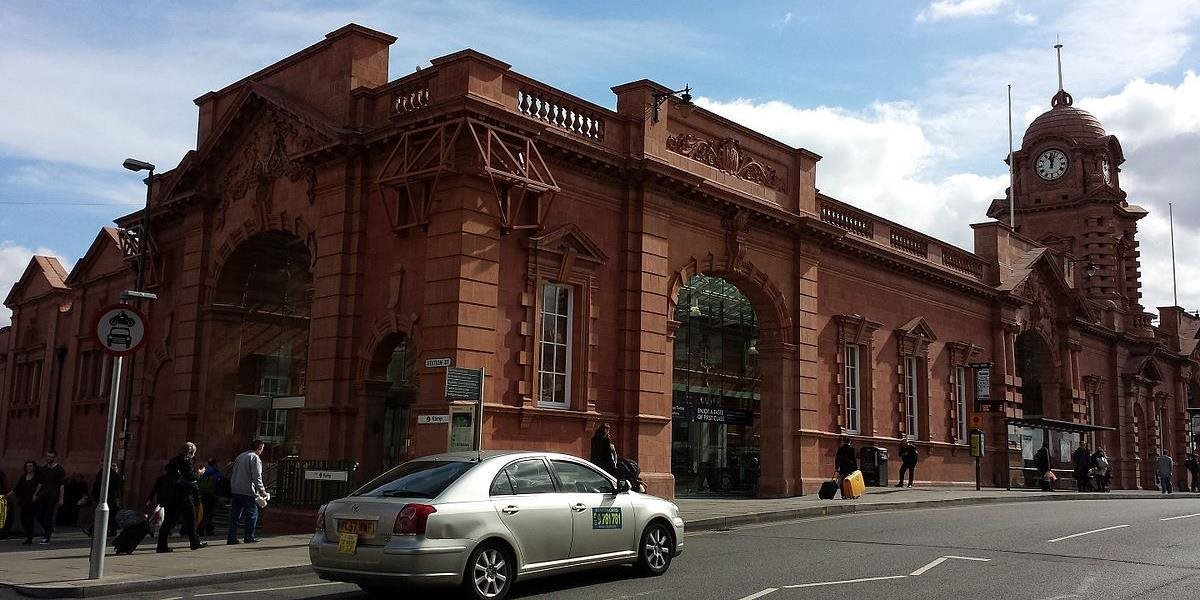 V Británii na železničnej stanici v Nottinghame vypukol veľký požiar
