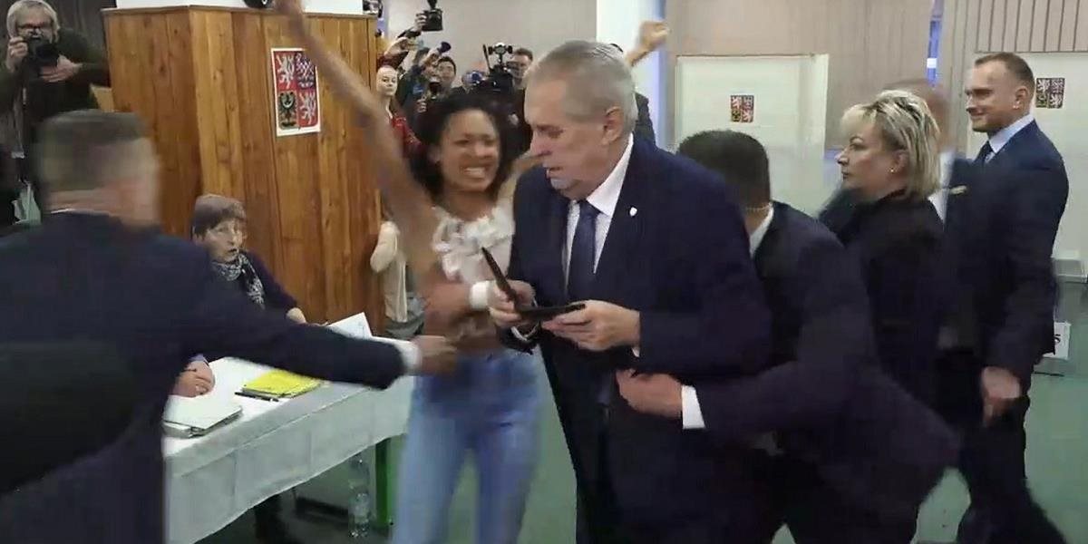 VIDEO Na Zemana vo volebnej miestnosti zaútočila polonahá aktivistka!