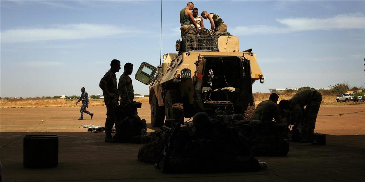 Samovražedný útok v Mali si vyžiadal zranenia troch francúzskych vojakov