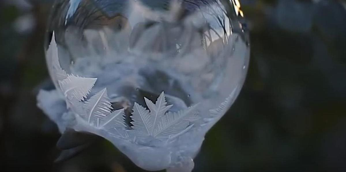 VIDEO Fotograf zachytil prchavú krásu mrznúcich bublín