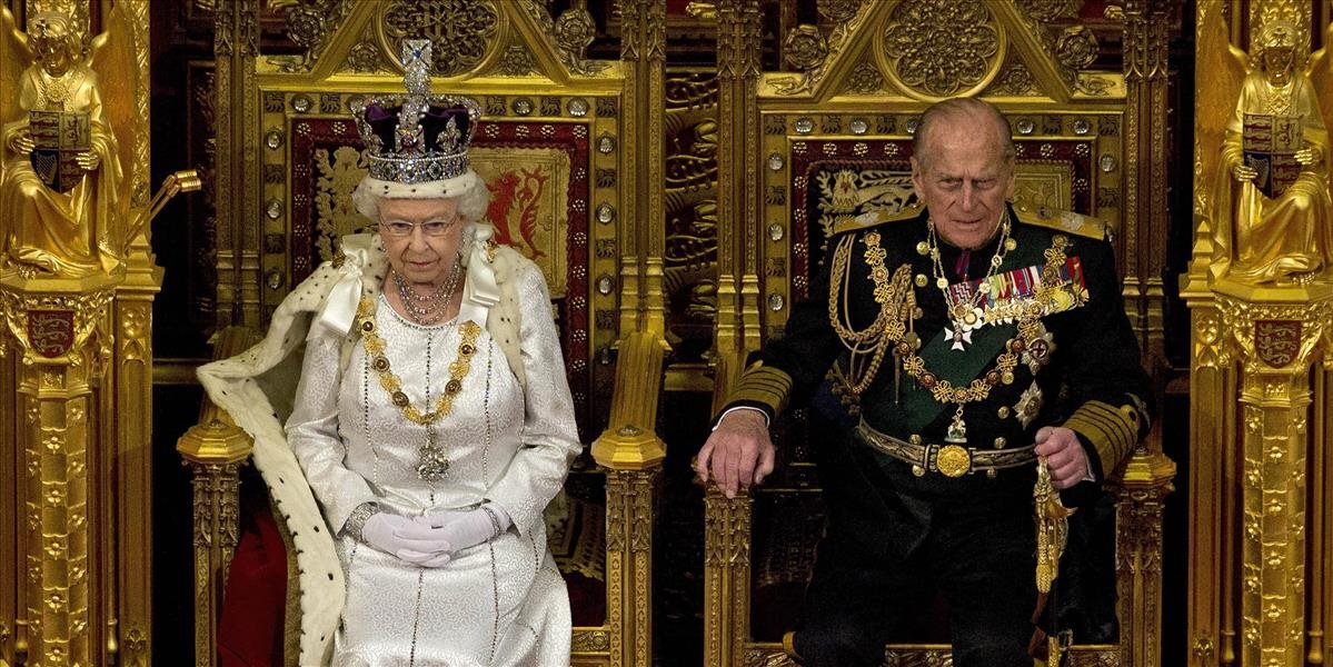 Britská kráľovná Alžbeta II. v dokumentárnom filme hovorila o jej ťažkej korune