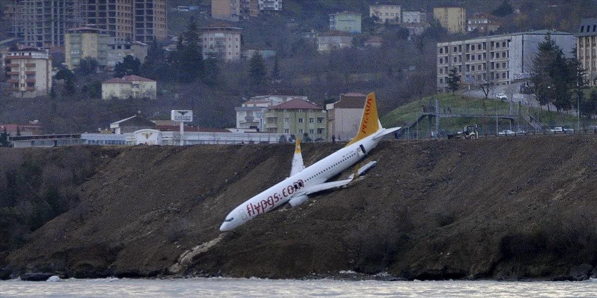 Metre od tragédie: VIDEO Lietadlo pri Čiernom mori zišlo z dráhy!