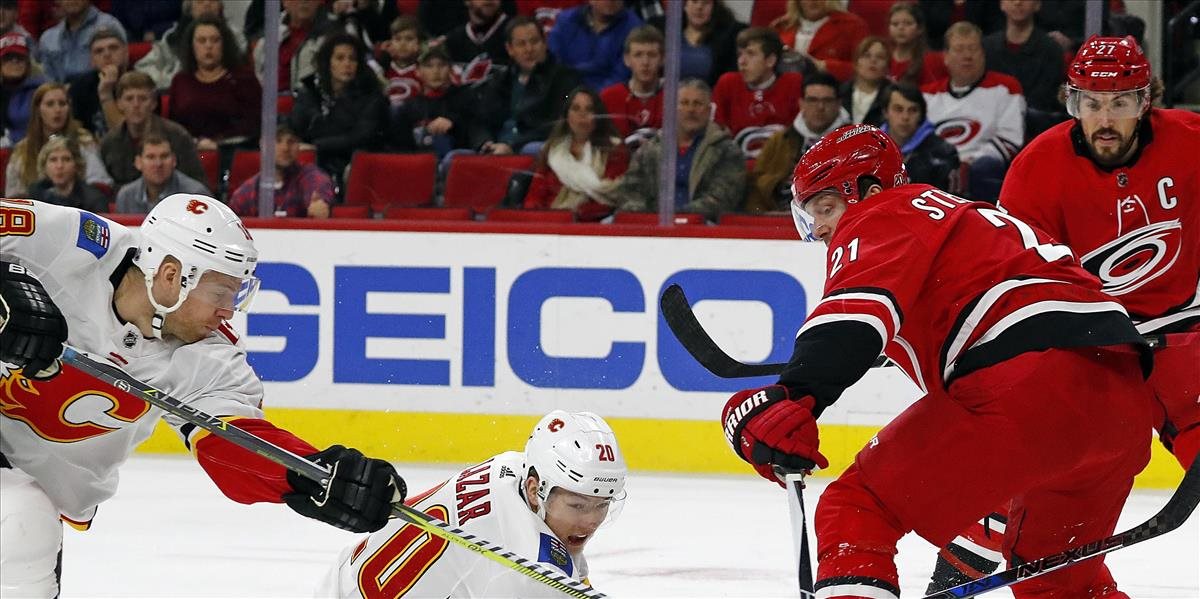 NHL: Hrivík debutoval v drese Calgary, Detroit zvíťazil na ľade Chicaga