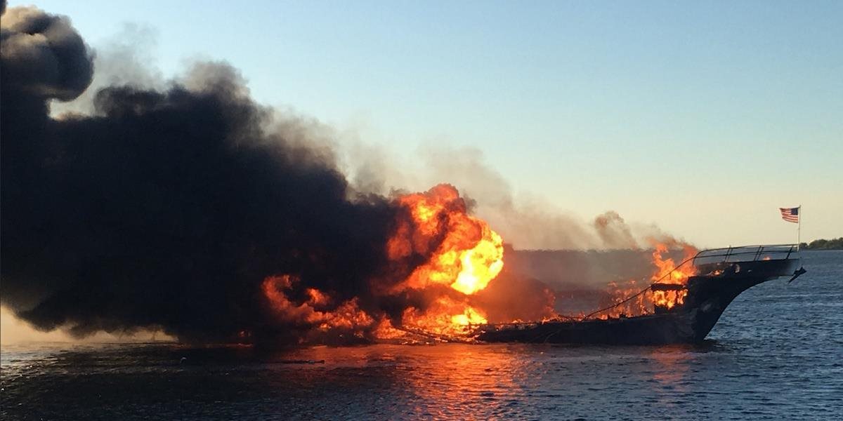 AKTUALIZOVANÉ FOTO Požiar na lodi pri Floride si vyžiadal jednu obeť a 15 zranených