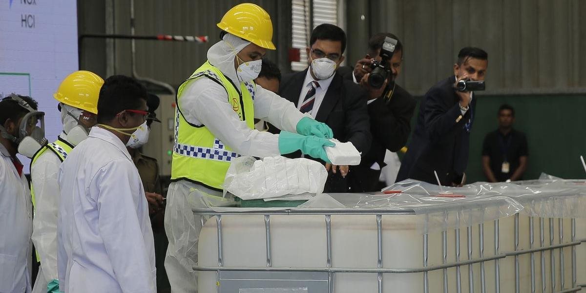Polícia verejne zničila takmer tisíc kíl zhabaného kokaínu