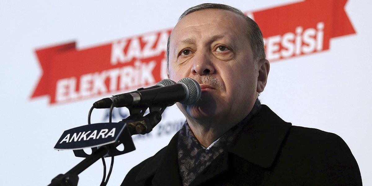 Erdogan obvinil USA z vytvárania teroristických buniek na hranici zo Sýriou
