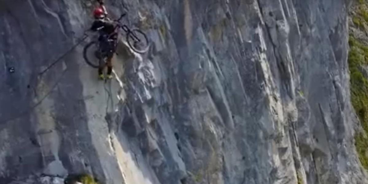 VIDEO Extrémny cyklista lezie po horách s bicyklom na chrbte!