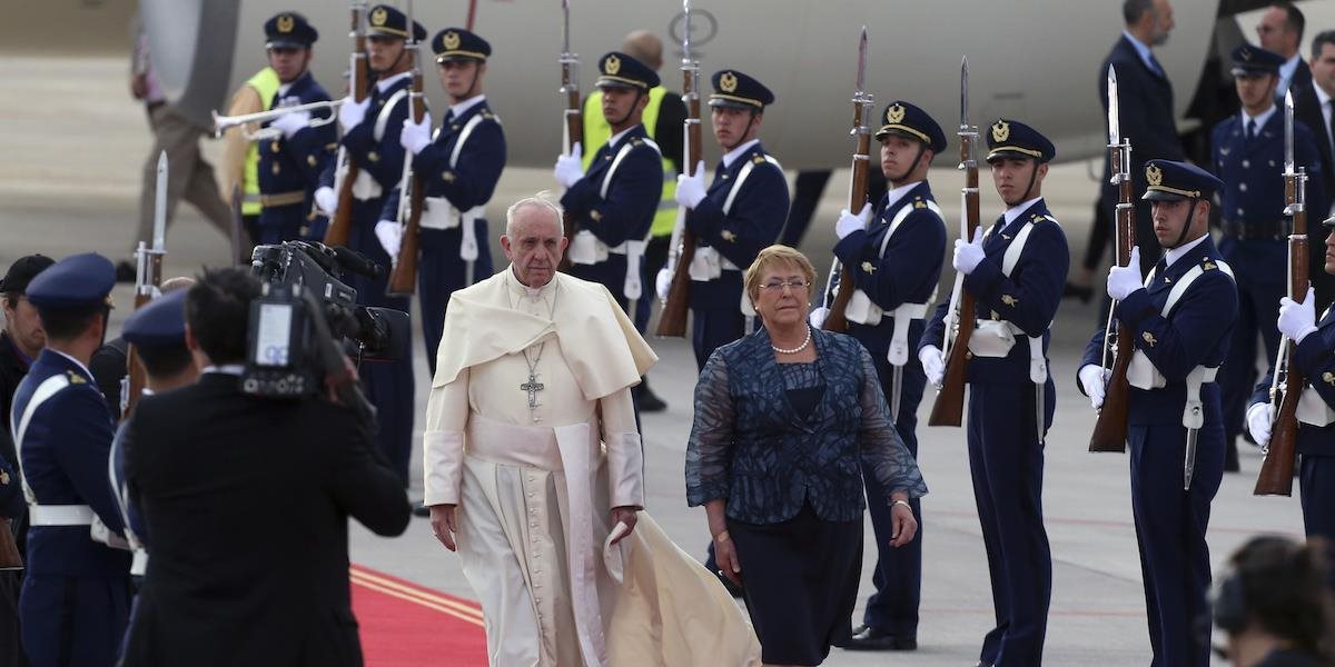 FOTO Pápež František pricestoval do Čile: Stretol sa s protestmi, nadšením aj skepsou