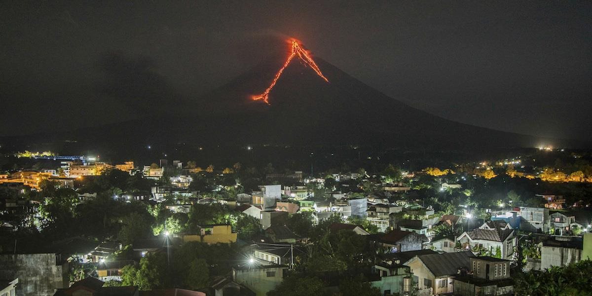 Varovanie pred výbuchom sopky Mayon na Filipínach pretrváva
