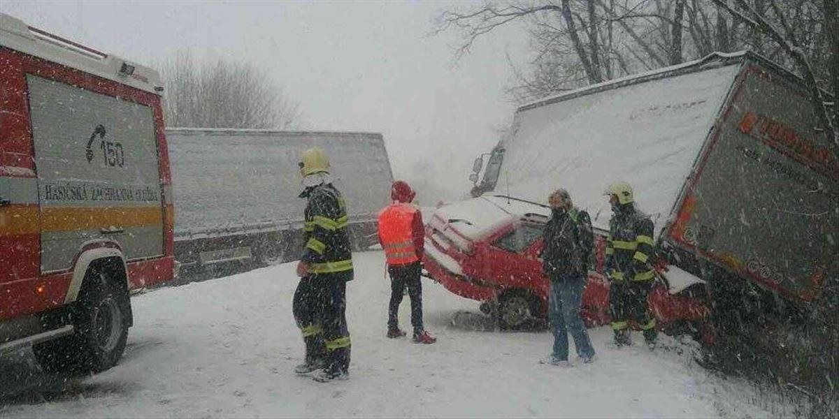 FOTO Pri hromadnej nehode v Púchovskom okrese sa zrazili dva kamióny s osobnými autami