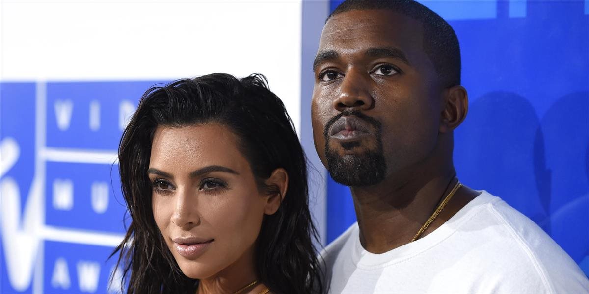 Kanye West a Kim Kardashian West sa stali trojnásobnými rodičmi