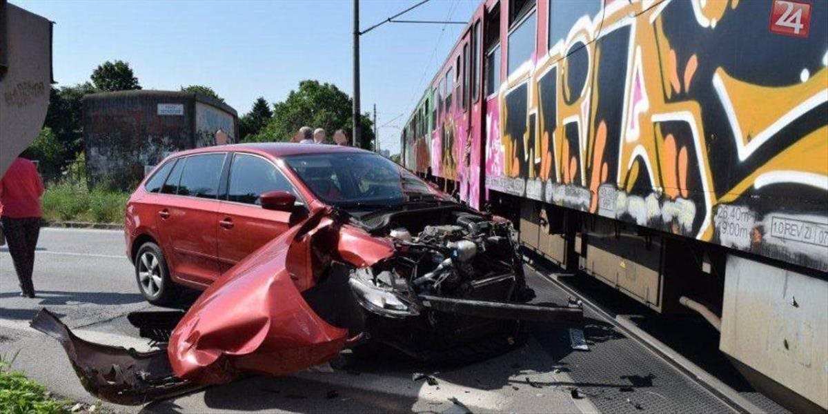 V Skalici došlo k dopravnej nehode, osobný vlak sa zrazil s autom