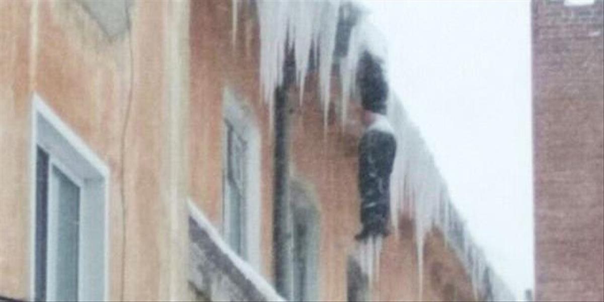 FOTO Ruský strecho-lezec primrzol k budove, našli ho visieť medzi cencúľmi